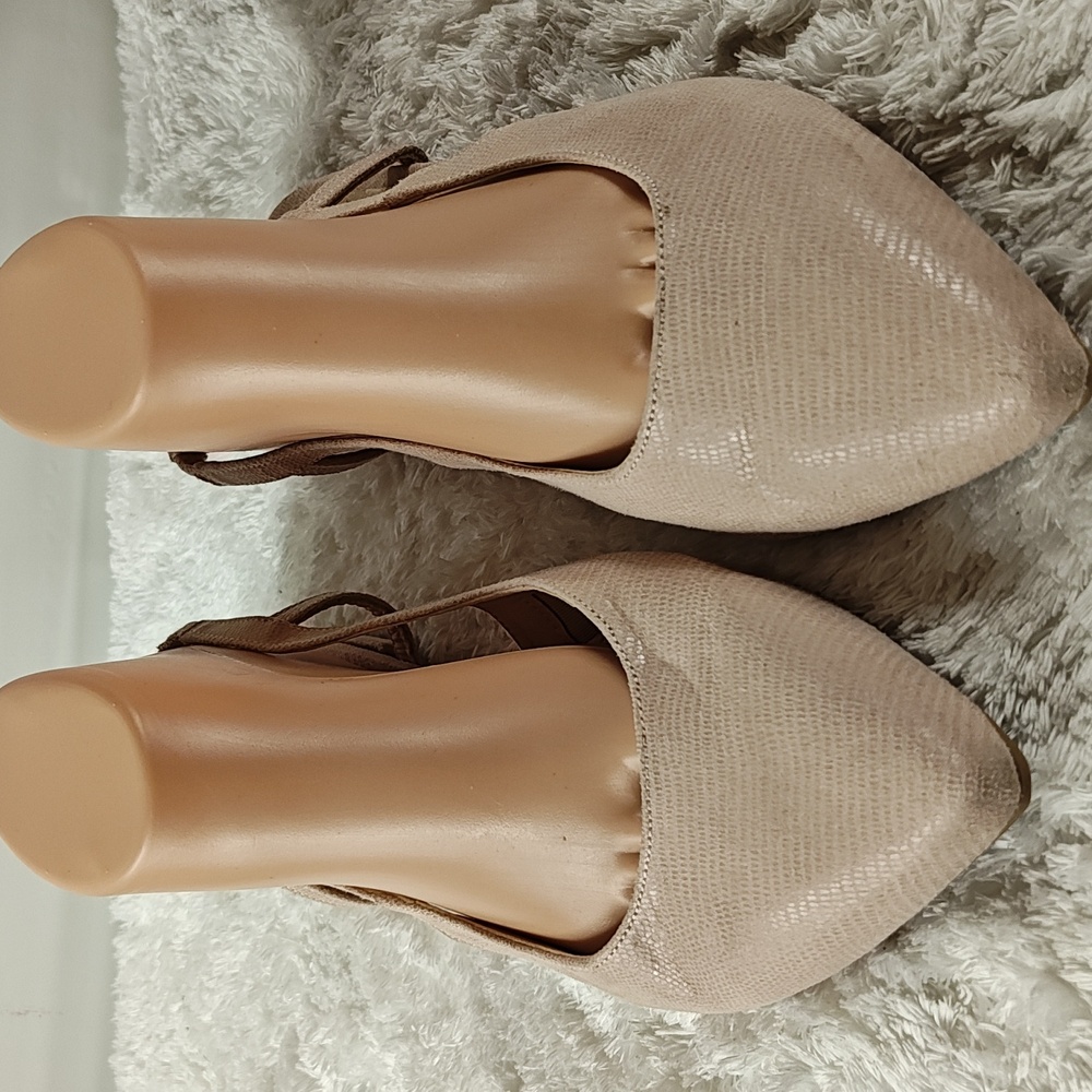 Chinese Laundry Pointy toes flat sandals - Picture 2 of 9